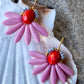 Flot blomster ørering af sjældne rosa glasperler.