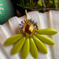 Limegrøn stor blomster ørering med gyldne glasperler