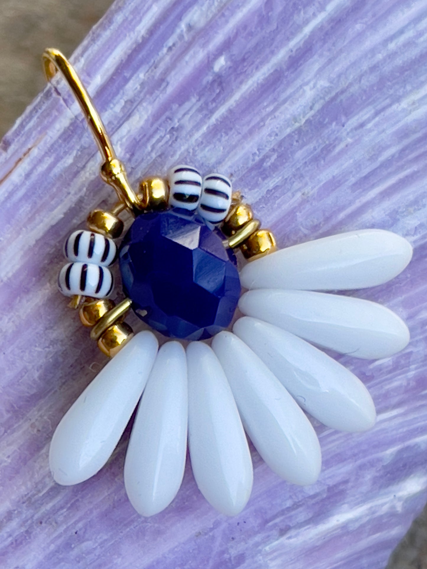Mini blomsterørering med hvide dråbe glasperler og mørkeblå perle