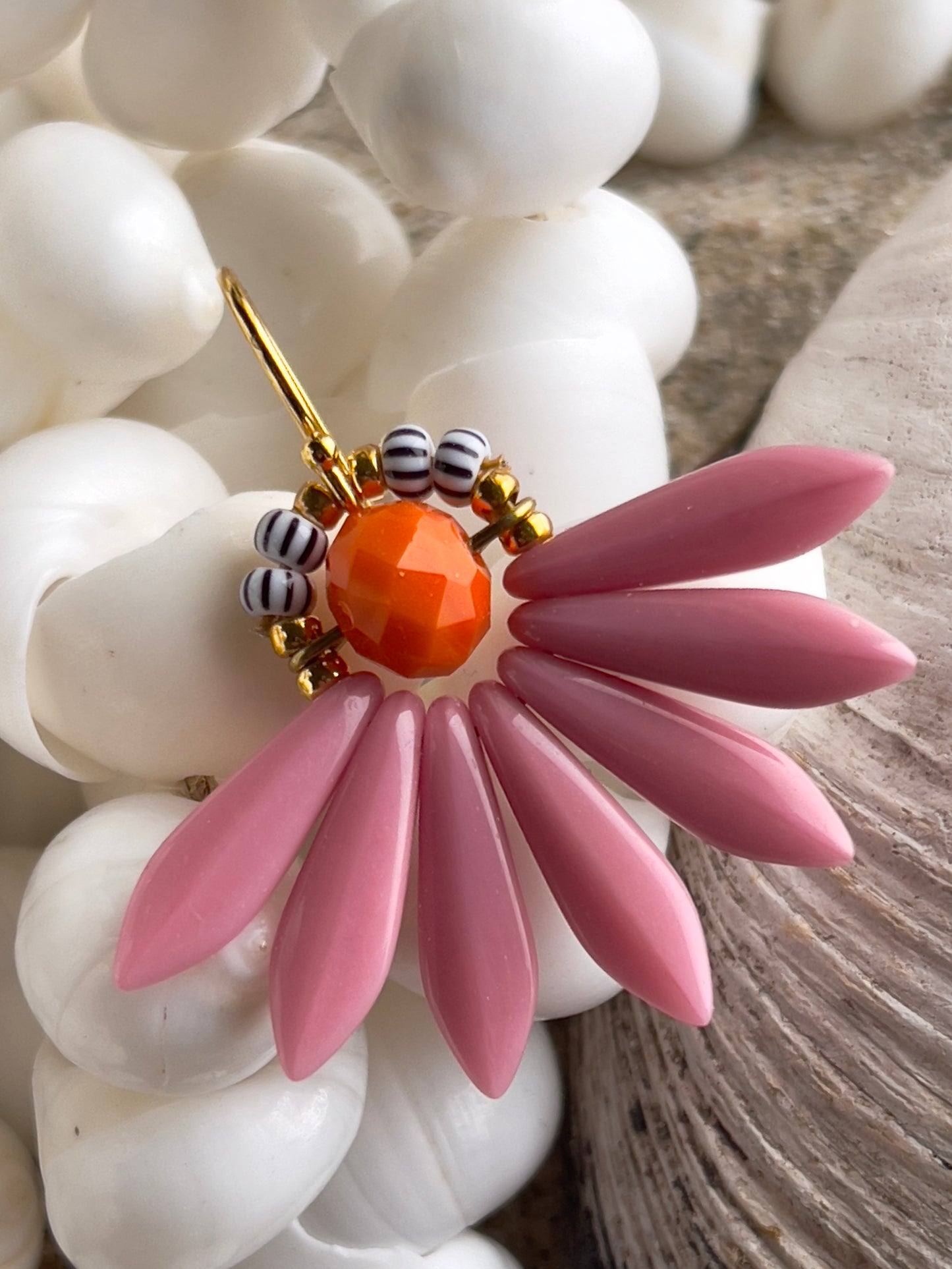 Stor blomster ørering af sjældne rosa glasperler.