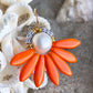 Hot orange blomster ørering med ferskvandsperle