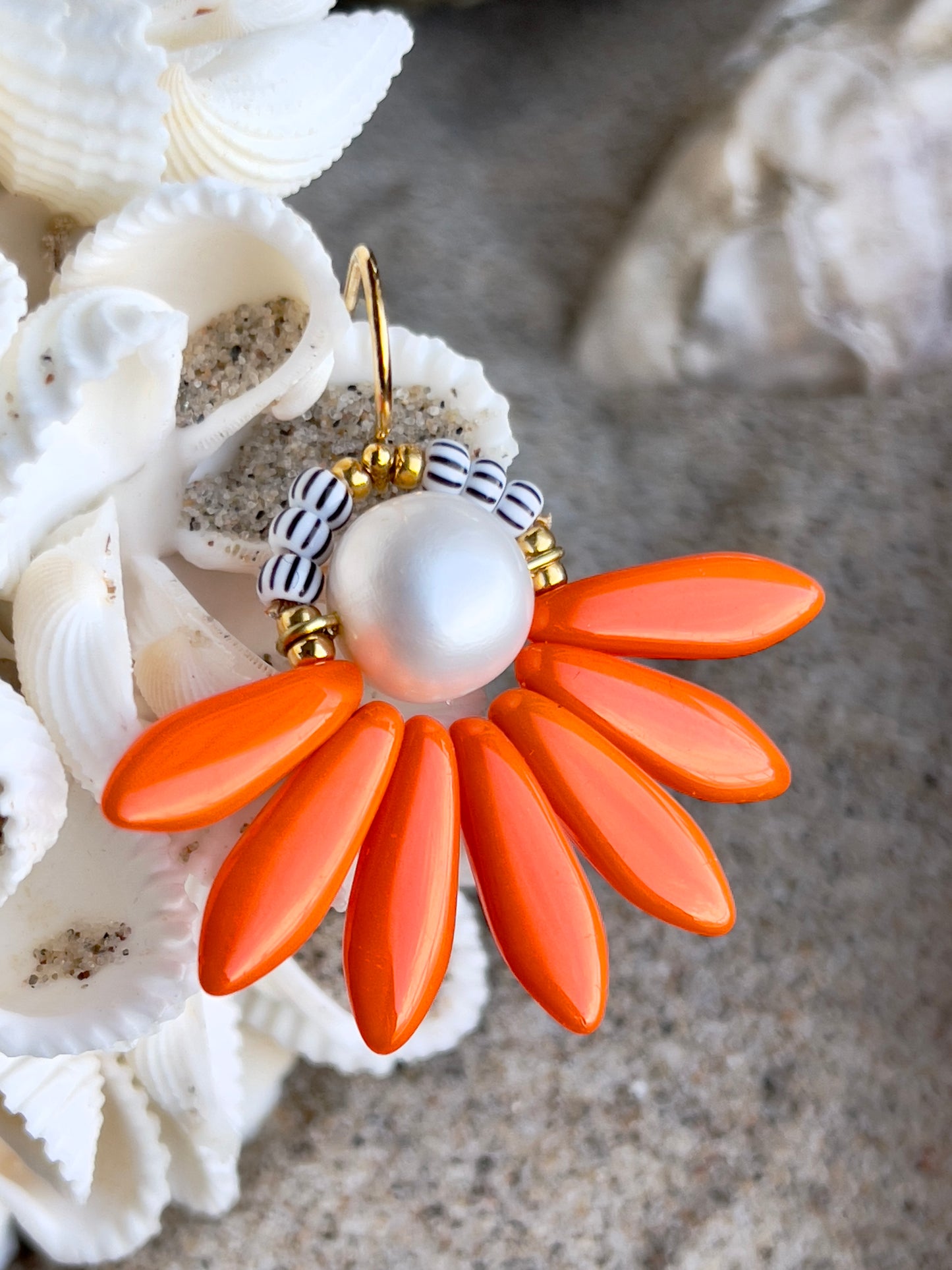 Hot orange blomster ørering med ferskvandsperle