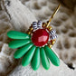 Mini blomsterørering med mørkegrønne dråbe glasperler og mørkerød glasperle