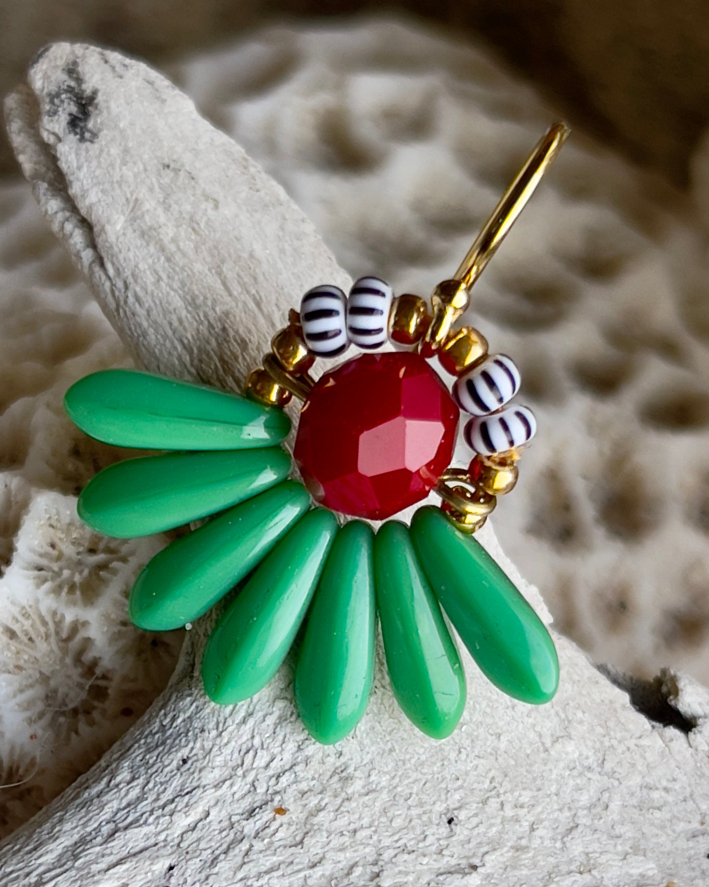 Mini blomsterørering med mørkegrønne dråbe glasperler og mørkerød glasperle