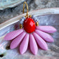 Flot blomster ørering af sjældne rosa glasperler.