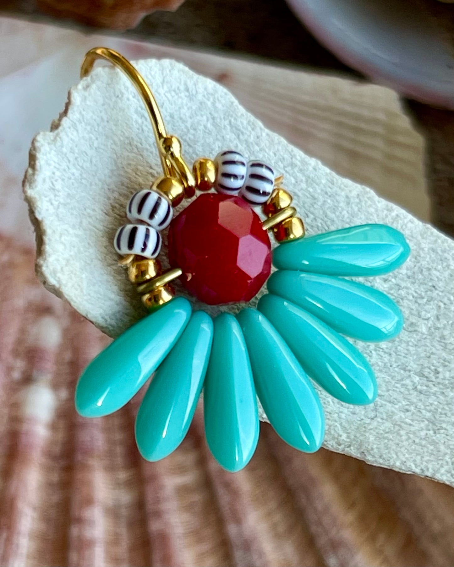 Mini blomsterørering med turkisblå dråbe glasperler og mørkerød glasperle