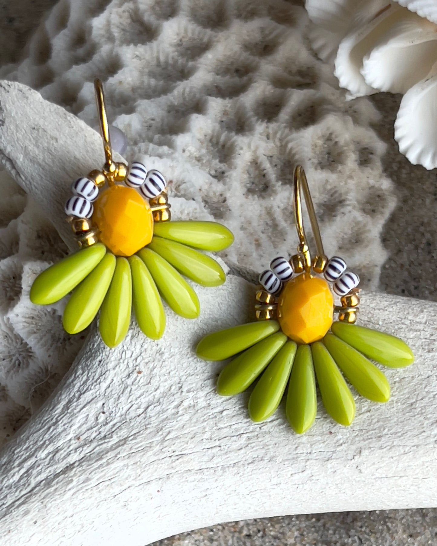 Mini blomsterørering med lime grønne dråbe glasperler og flot mangofarvet glasperle