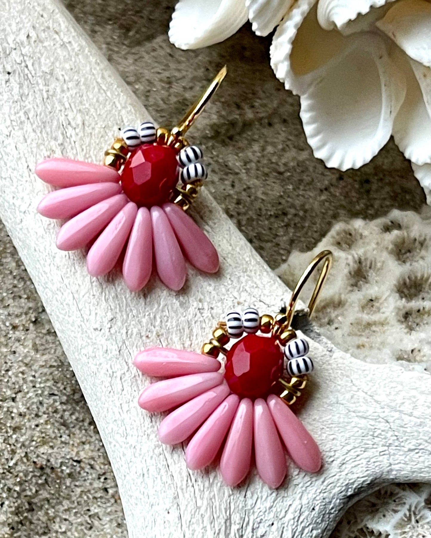 Mini blomsterørering med rosa dråbe glasperler og mørkerød glasperle