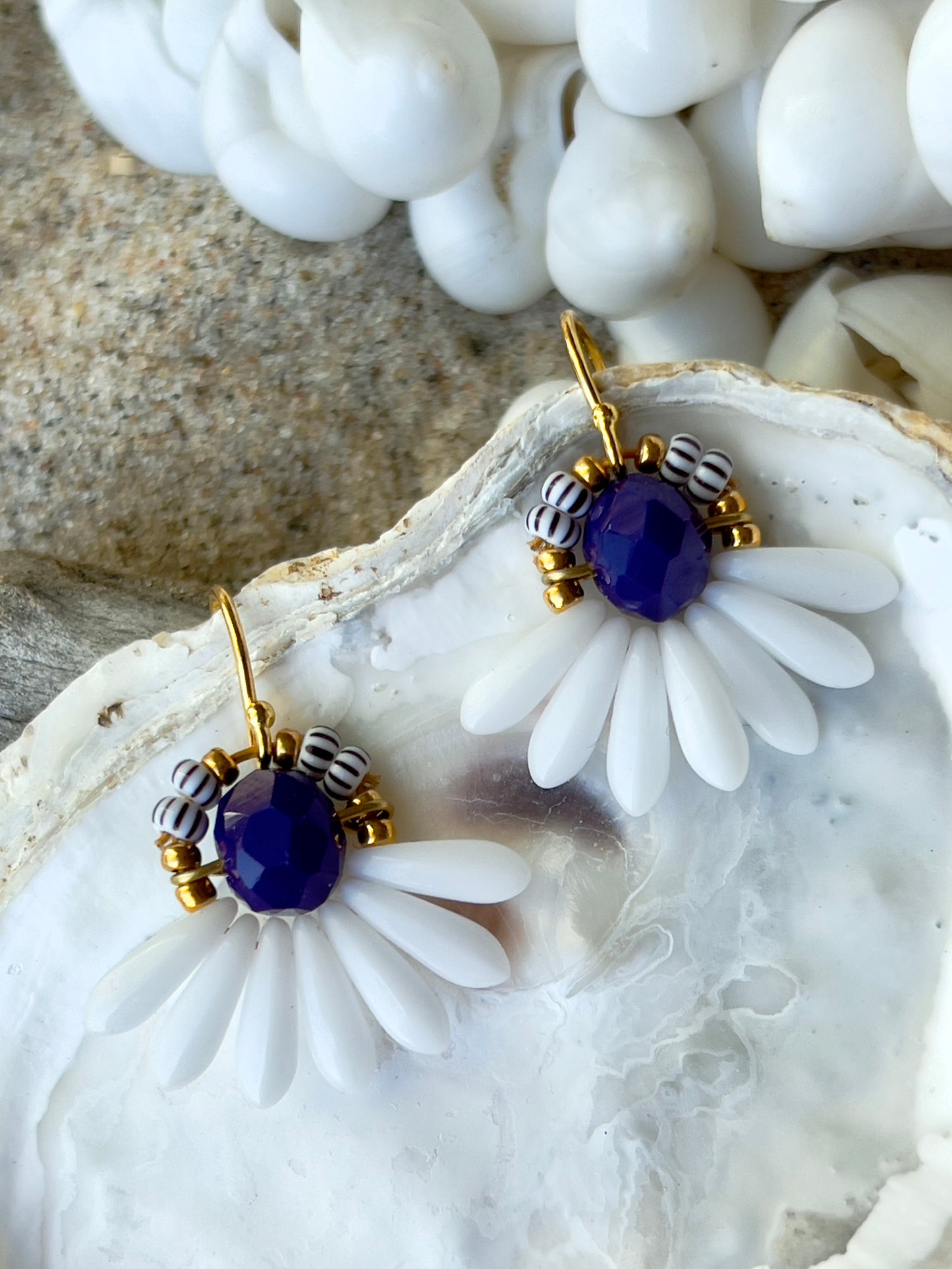 Mini blomsterørering med hvide dråbe glasperler og mørkeblå perle