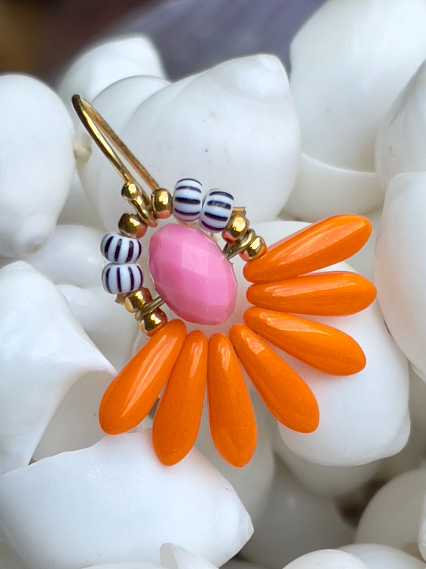 Mini blomsterørering med orange dråbe glasperler og lille lyserød perle