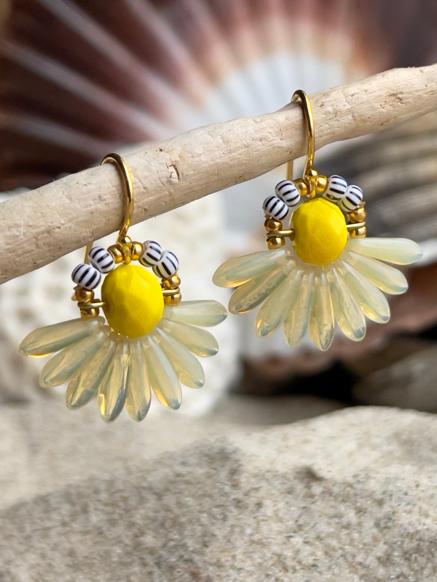 Mini blomsterørering med lysegule dråbe glasperler og lille gul glasperle