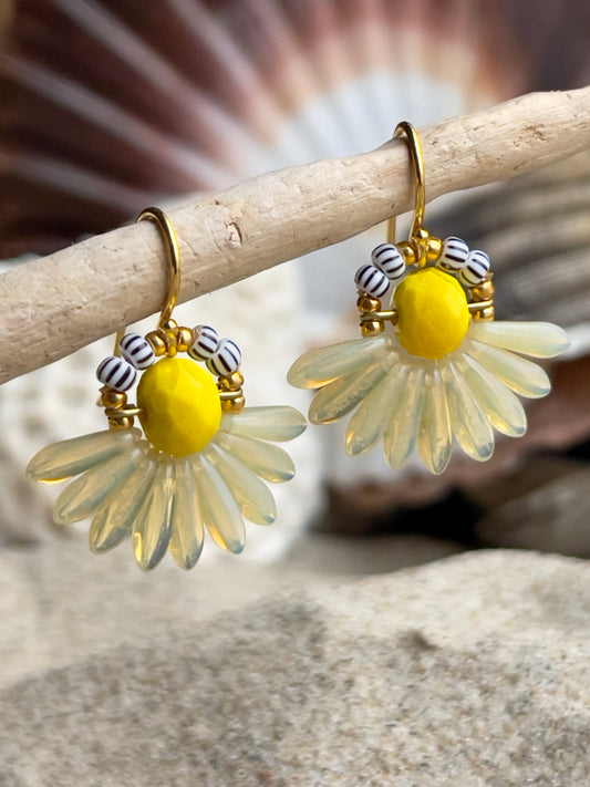 Mini blomsterørering med lysegule dråbe glasperler og lille gul glasperle