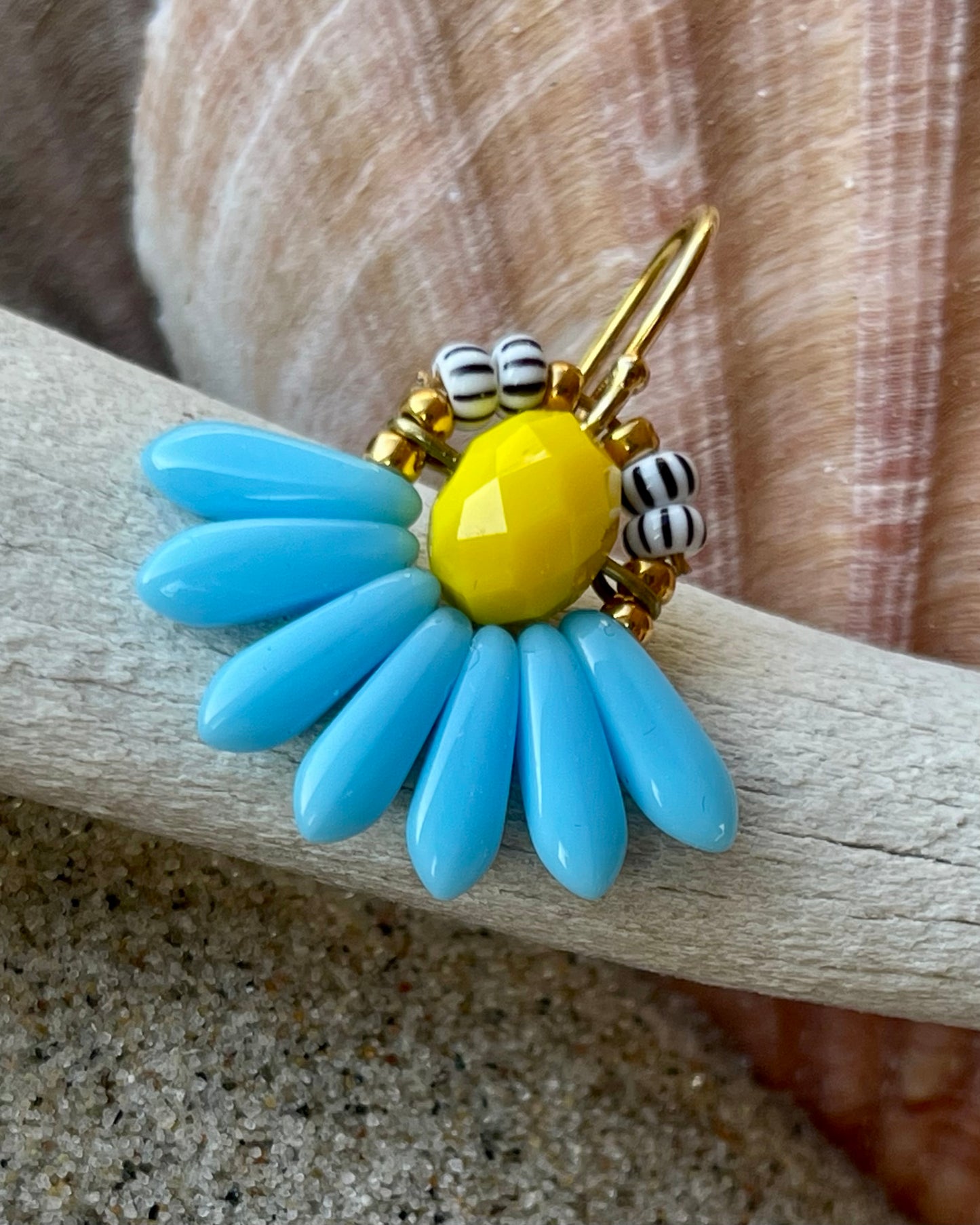 Mini blomsterørering med lyseblå dråbe glasperler og lille gul glasperle