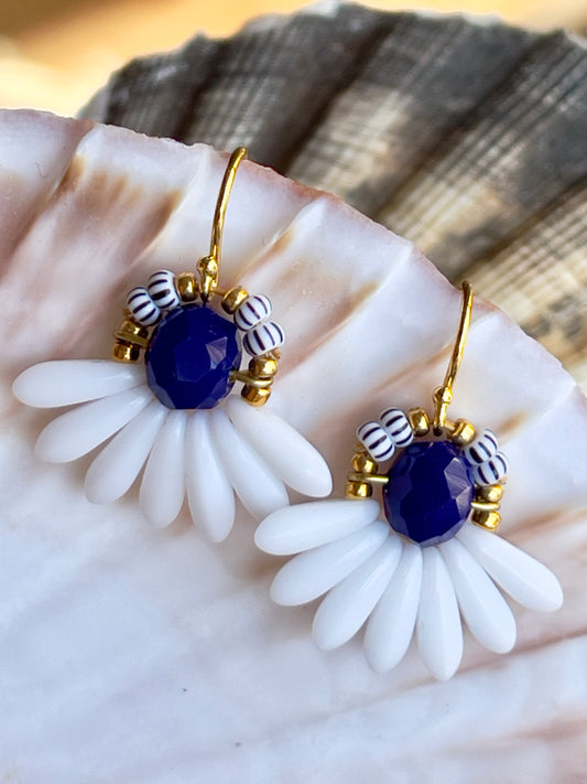 Mini blomsterørering med hvide dråbe glasperler og mørkeblå perle