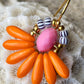 Mini blomsterørering med orange dråbe glasperler og lille lyserød perle
