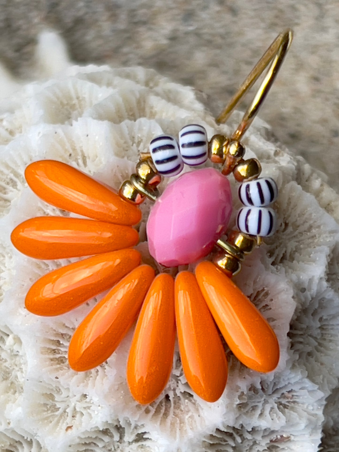 Mini blomsterørering med orange dråbe glasperler og lille lyserød perle