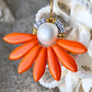 Hot orange blomster ørering med ferskvandsperle