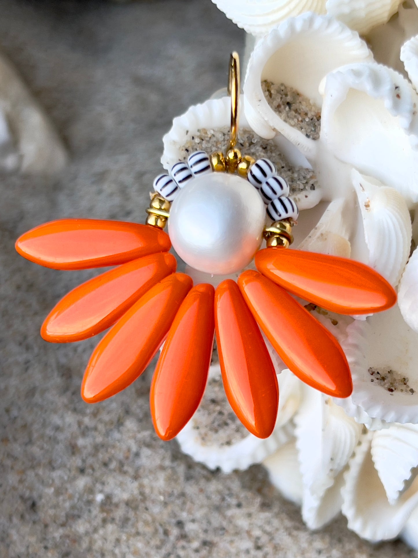 Hot orange blomster ørering med ferskvandsperle