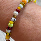 Armbånd med store Seed Beads i lækre gulegrønne, orange og brune nuancer og med små ferskvandsperler
