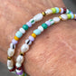 Armbånd med store Seed Beads i lækre lilla og grønne nuancer og med små ferskvandsperler