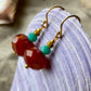 Ørering med flot stor brun glasperle, lille grøn glasperle og seed beads