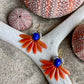 Stor blomsterørering med blade af glasperler ibrændt orange og en flot koboltfarvet glasperle i midten.