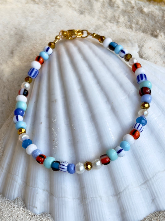 Armbånd med store Seed Beads i dejlige orange, brune og blå nuancer og med små ferskvandsperler