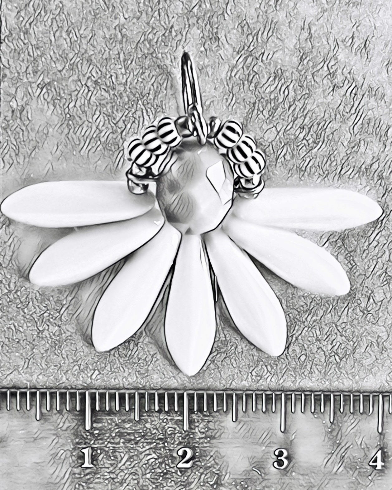 Stor blomsterørering i brune og multifarvede blå nuancer med lyseblå glasperle.
