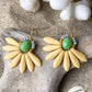 Stor blomster ørering med kremgule blade og grøn glasperle i midten
