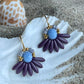 Mini blomsterørering med mørk lilla dråbeglasperler og lyseblå glasperle