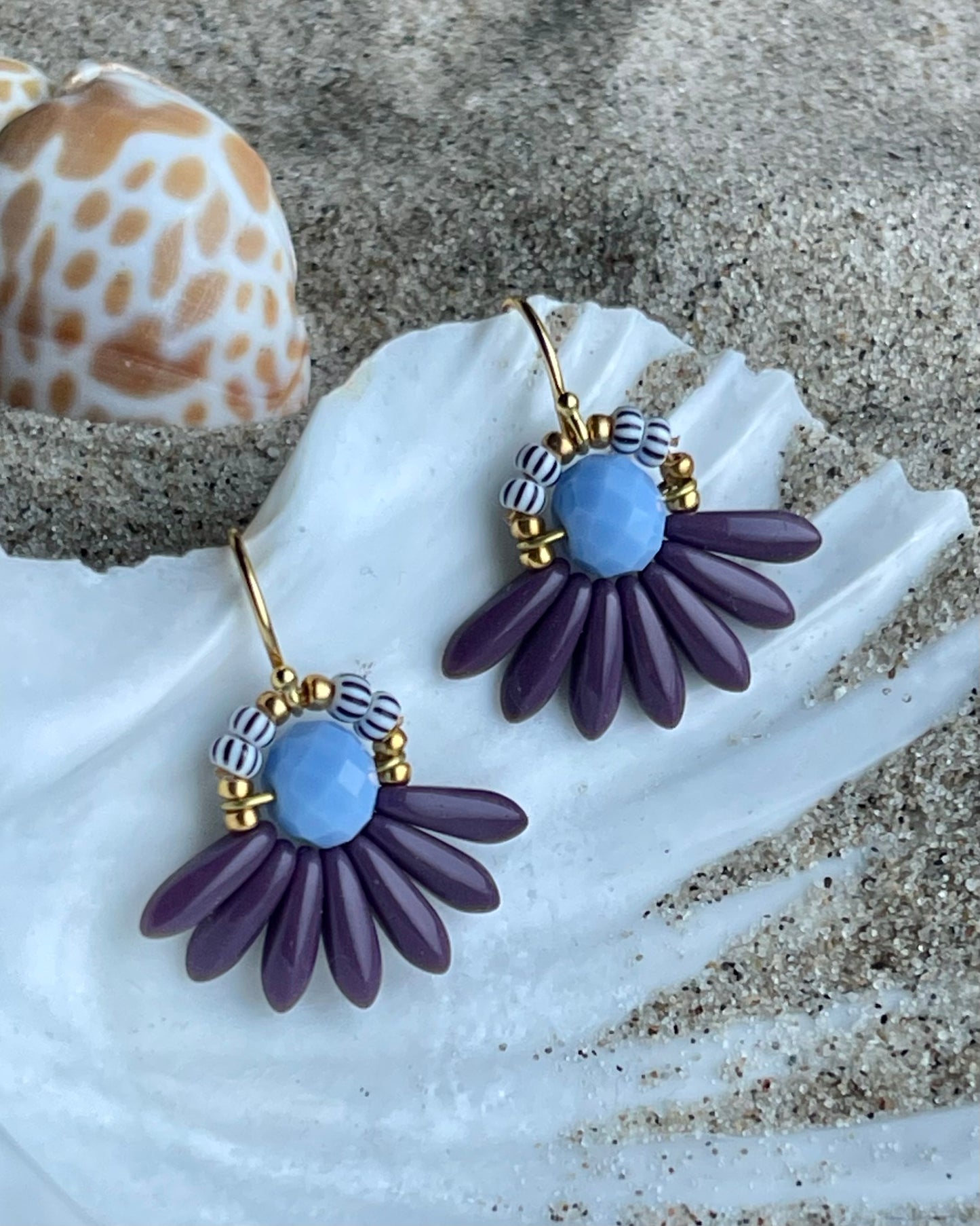 Mini blomsterørering med mørk lilla dråbeglasperler og lyseblå glasperle
