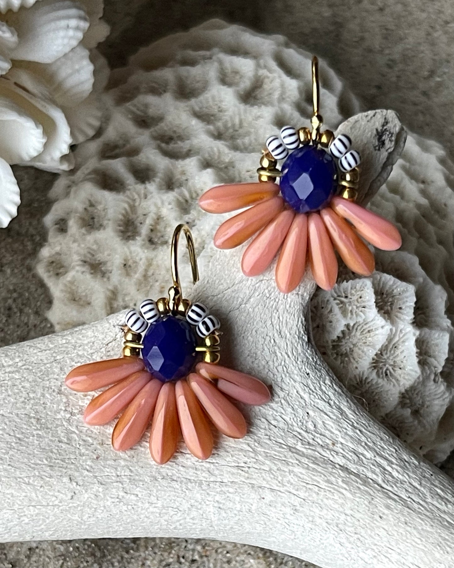 Mini blomsterørering med flotte gammelrosa dråbe glasperler og mørk blå glasperle