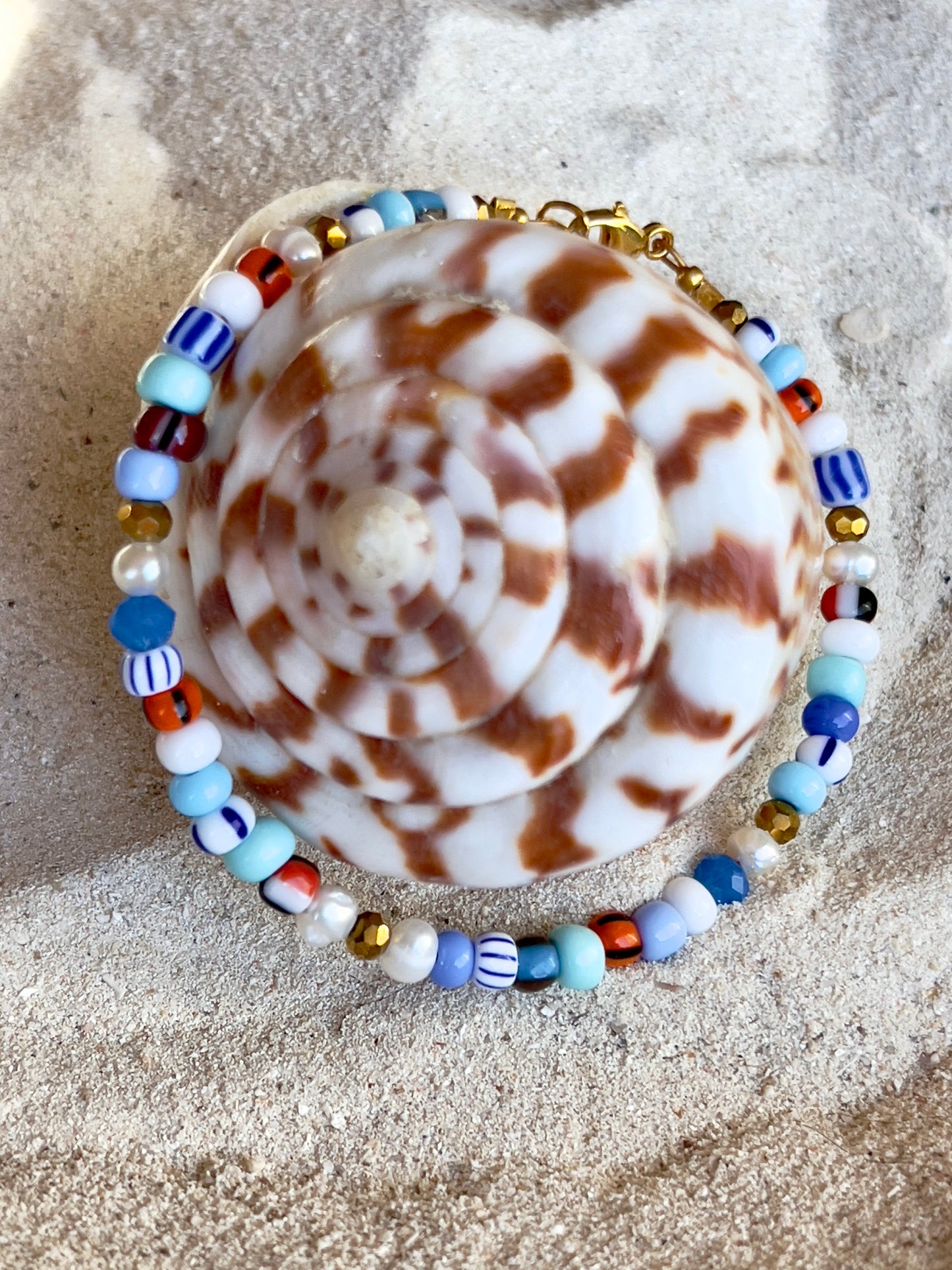 Armbånd med store Seed Beads i dejlige orange, brune og blå nuancer og med små ferskvandsperler
