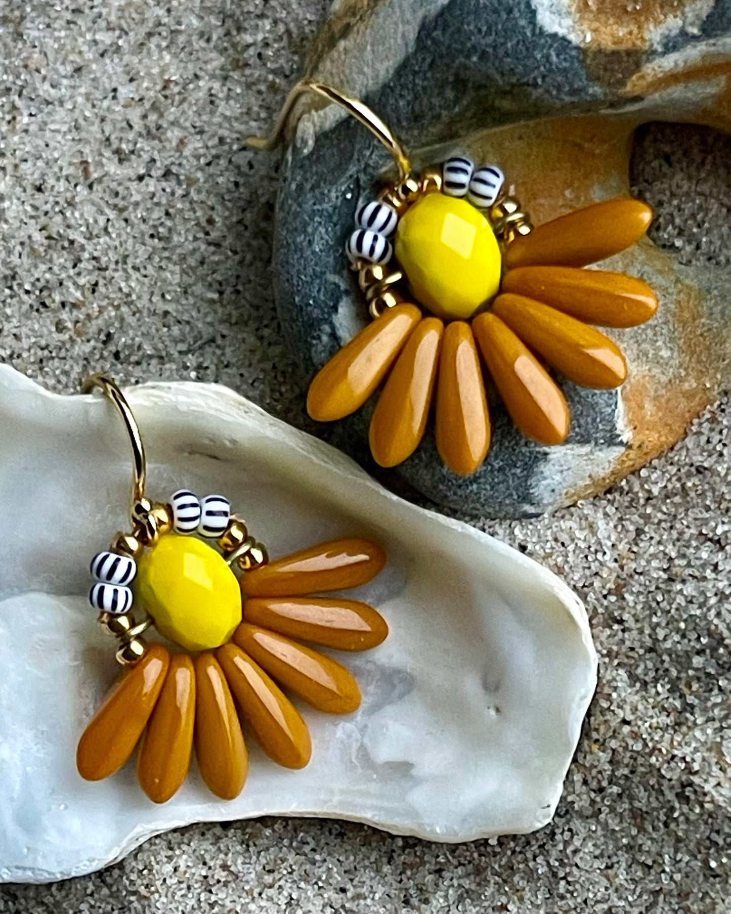 Mini blomsterørering med okkergule dråbe glasperler og lille gul glasperle