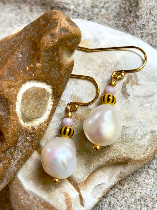 Flot ørering med stor ferskvandsperle og seed beads.