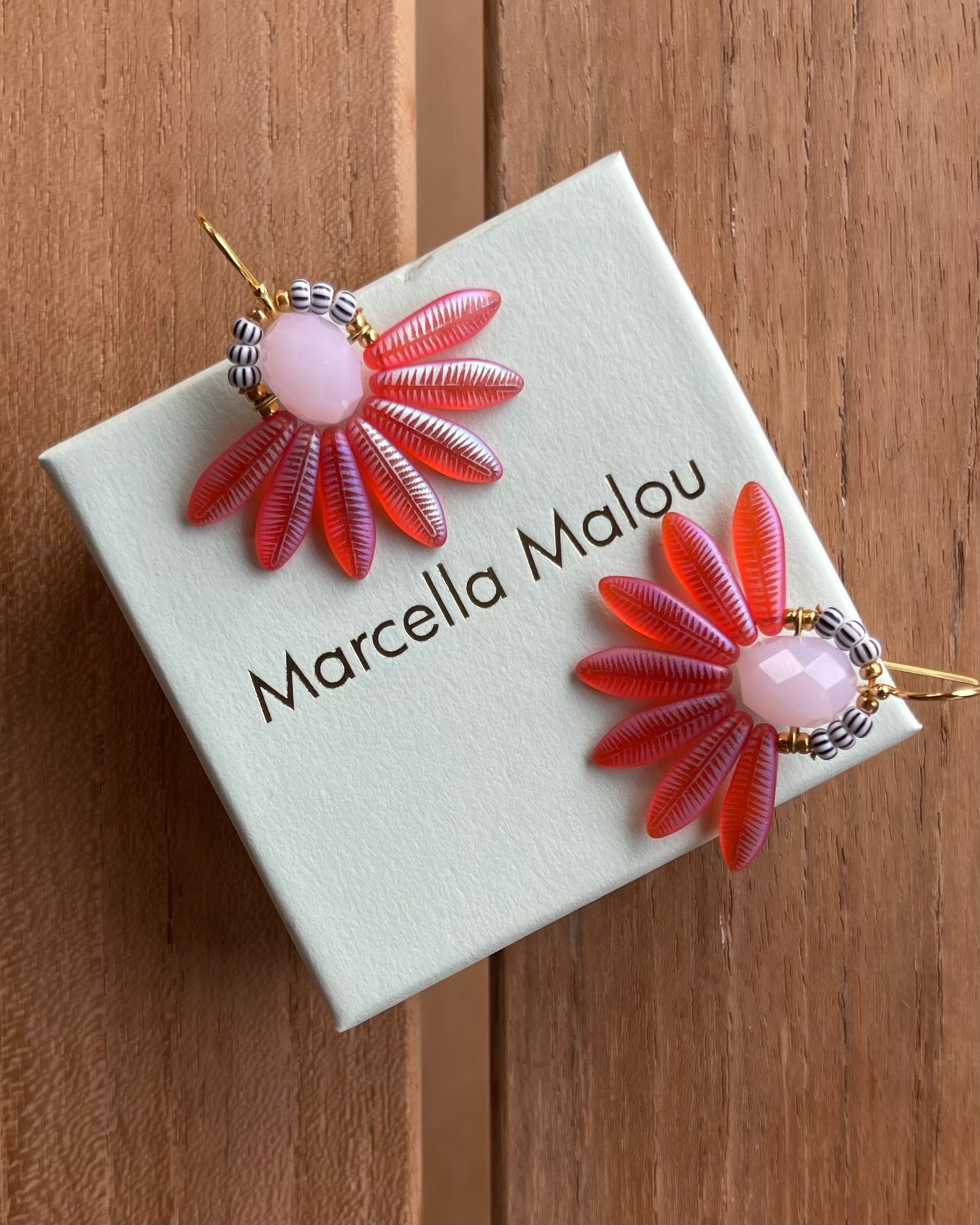 Stor blomsterørering med rosa glasperle og sjældne orange mønstrede glasperler
