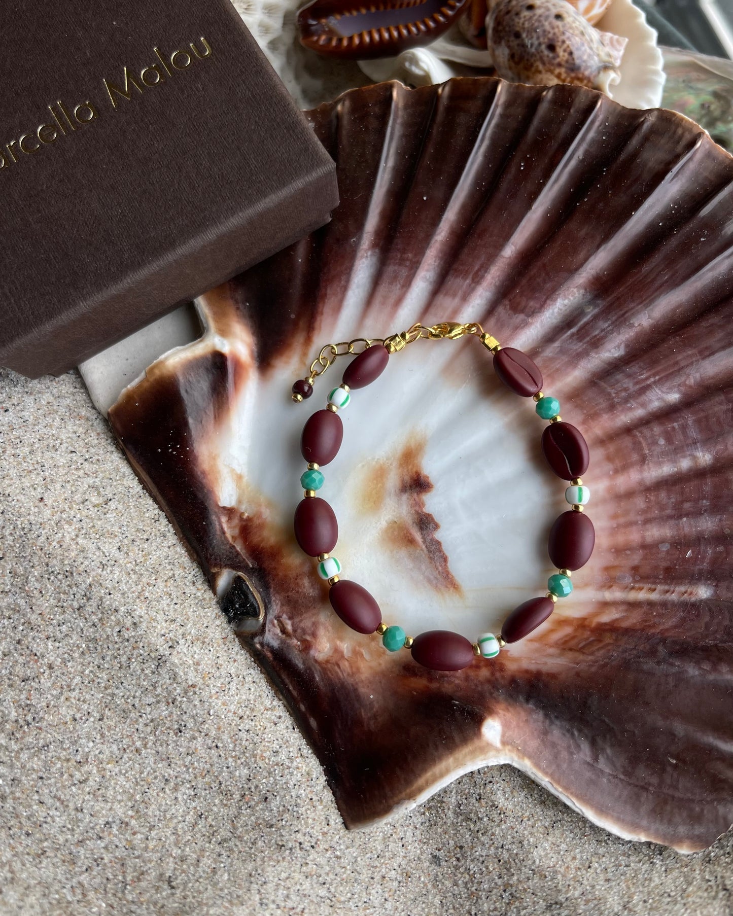 Kaffebønne-armbånd lavet med smukke brune glasperler, kombineret med seed beads og små glasperler i lækre grønne nuancer, der giver et naturligt og elegant look.
