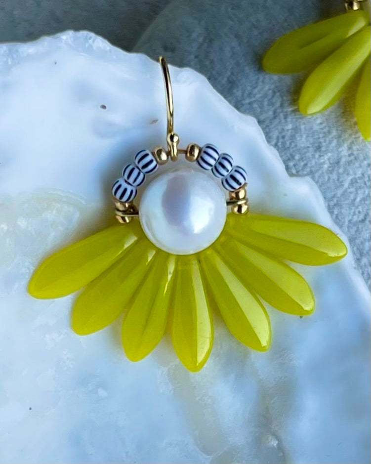Stor blomsterørering med blade af flotte citrongule glasperler og med en flot ferskvandsperle.