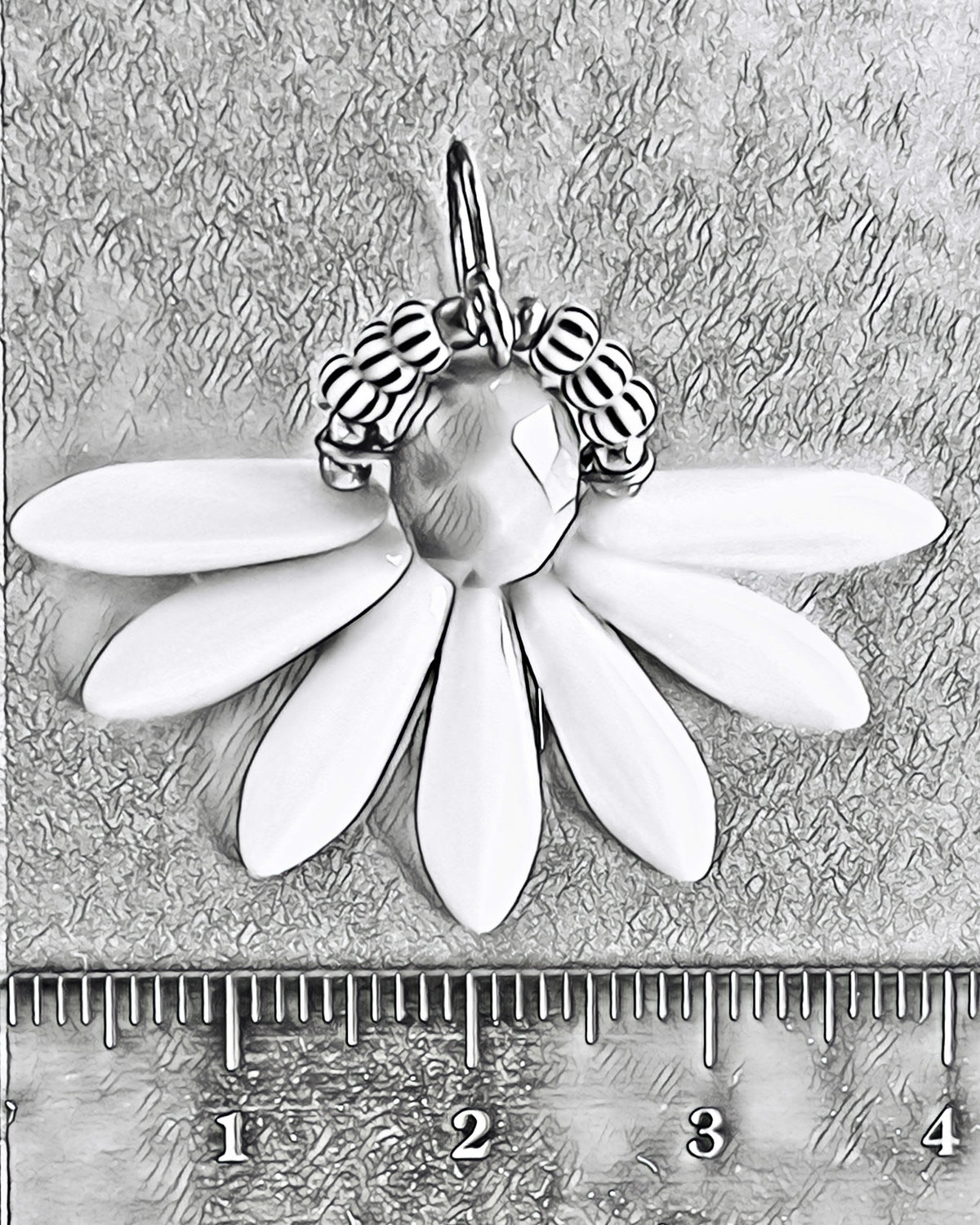 Flot blomsterørering i blå, rosa, citron gul, lilla og beige  med klar lysblå glasperle i midten