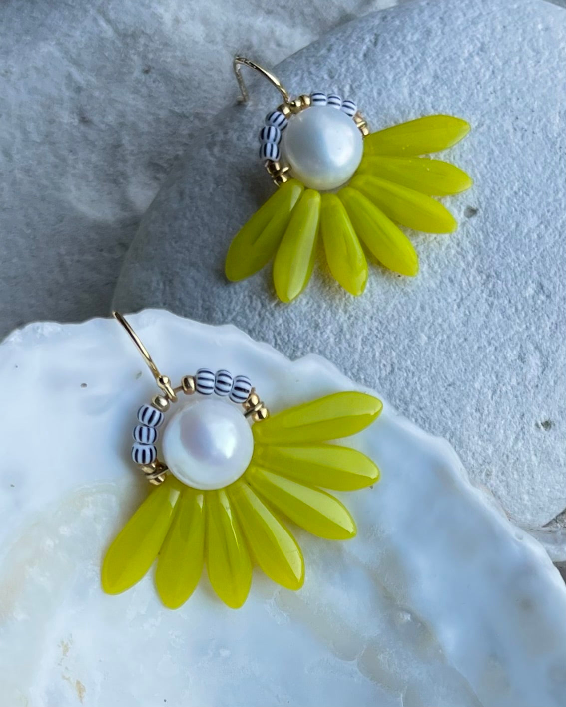 Stor blomsterørering med blade af flotte citrongule glasperler og med en flot ferskvandsperle.