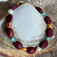 Kaffebønne-armbånd lavet med smukke brune glasperler, kombineret med seed beads og små glasperler i lækre lyseblå og orange nuancer, samt små ferskvandsperler der giver et elegant look.