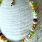 Armbånd med store Seed Beads i lækre gulegrønne, orange og brune nuancer og med små ferskvandsperler