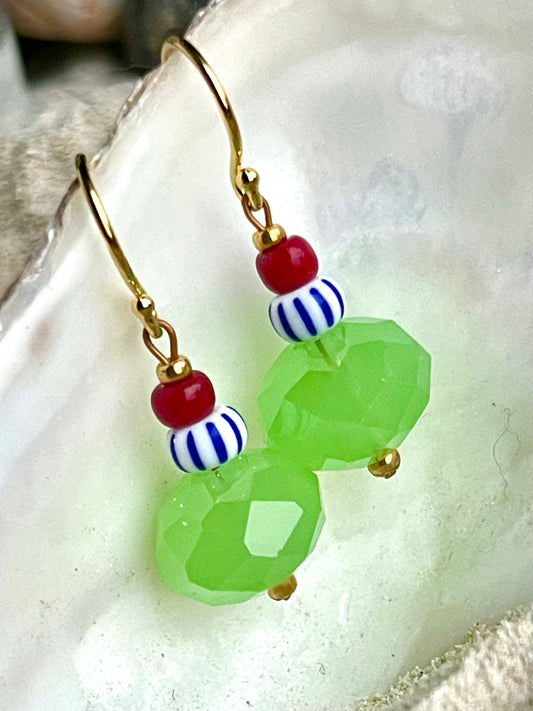 Ørering med blå og hvidstribet seed bead og lysegrøn glas perle