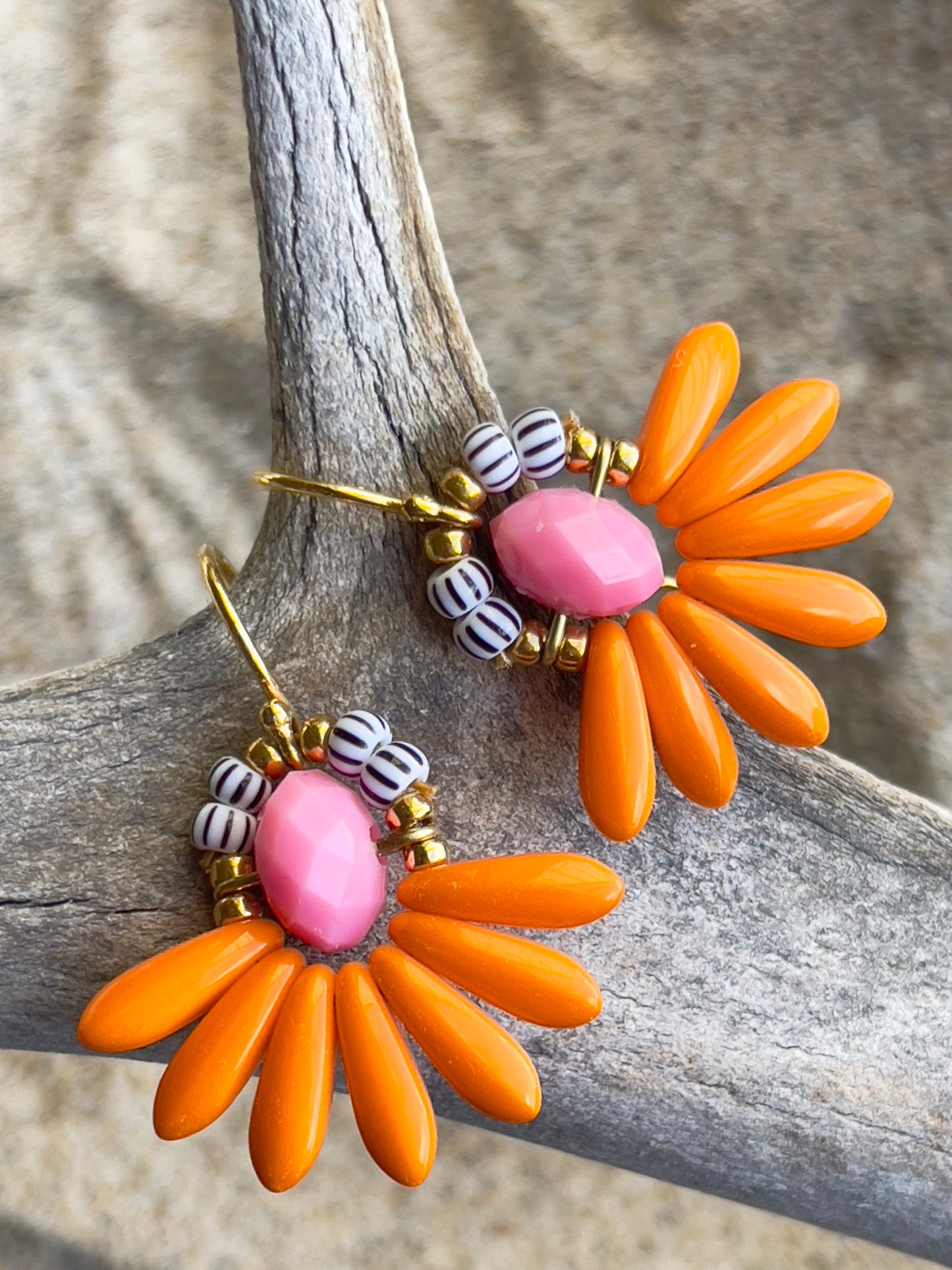 Mini blomsterørering med orange dråbe glasperler og lille lyserød perle