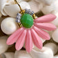 Stor blomster ørering med grøn glasperle og sjældne rosa glasperler
