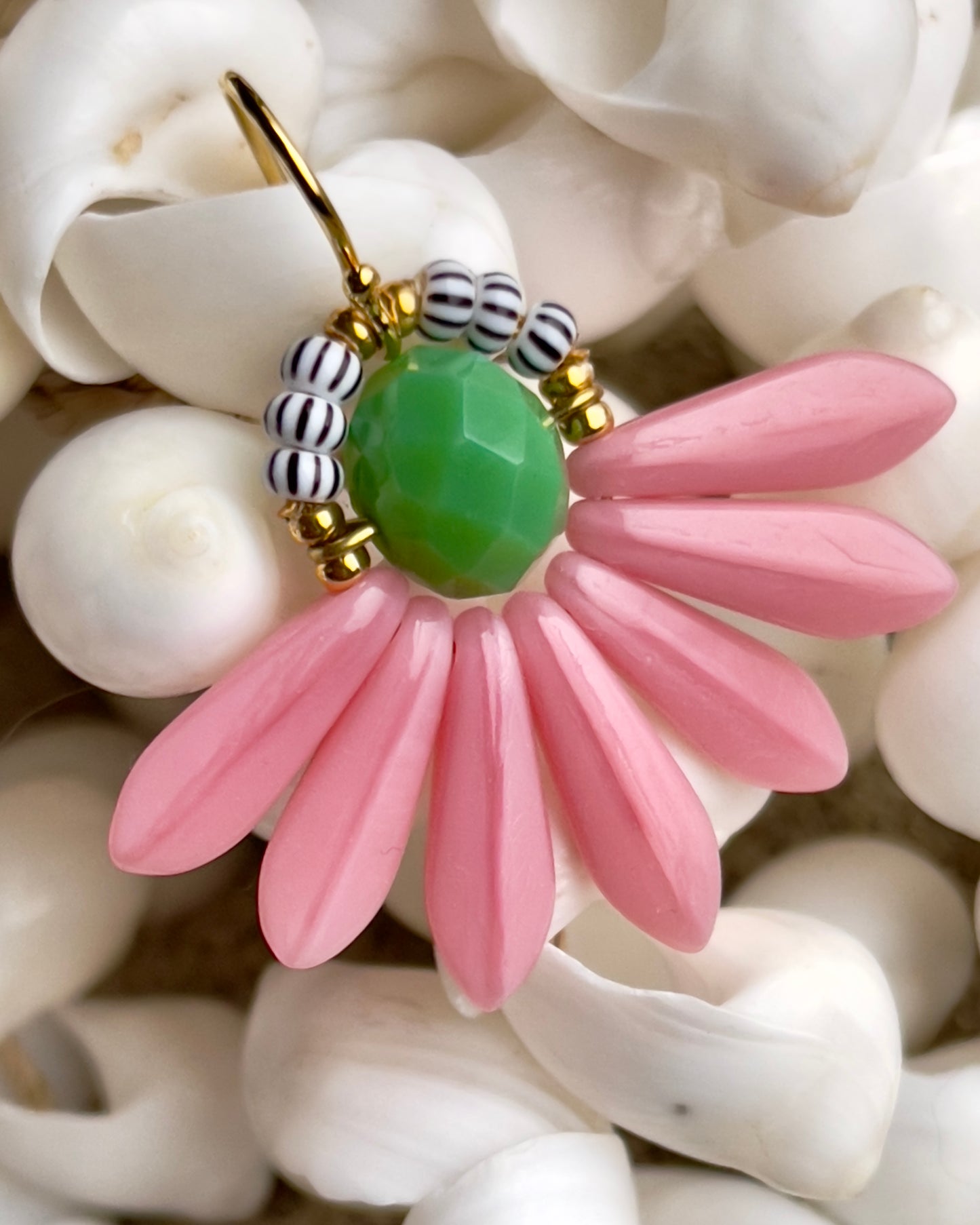 Stor blomster ørering med grøn glasperle og sjældne rosa glasperler