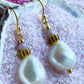 Flot ørering med stor ferskvandsperle og seed beads.