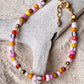 Armbånd med store Seed Beads i lækre rosa og orange farver og små ferskvandsperler
