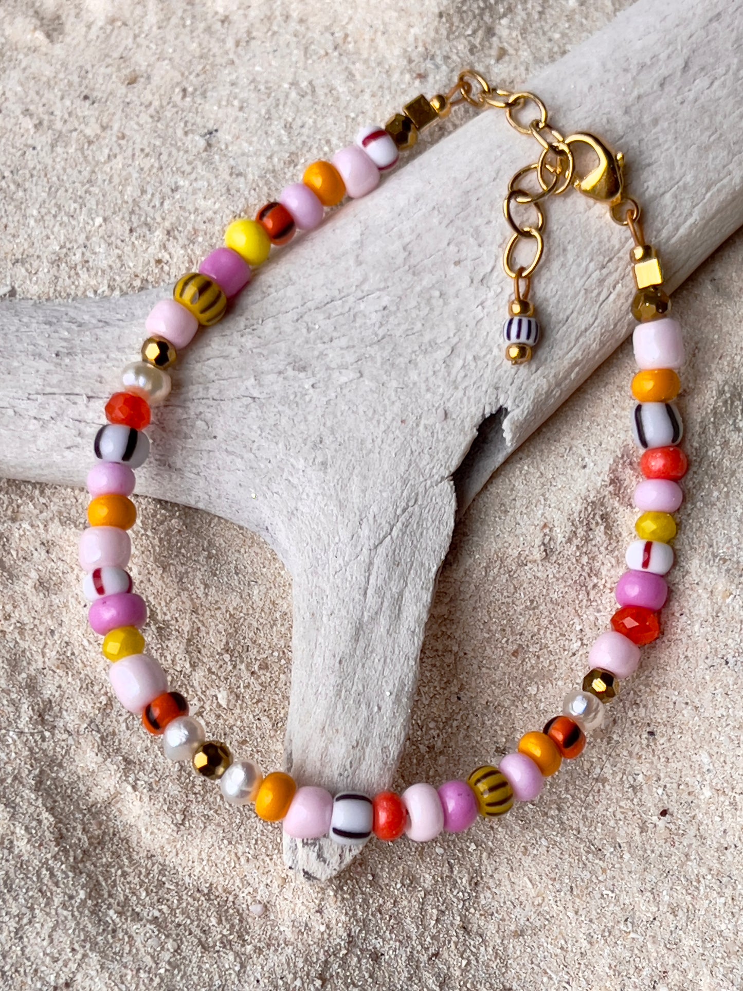 Armbånd med store Seed Beads i lækre rosa og orange farver og små ferskvandsperler