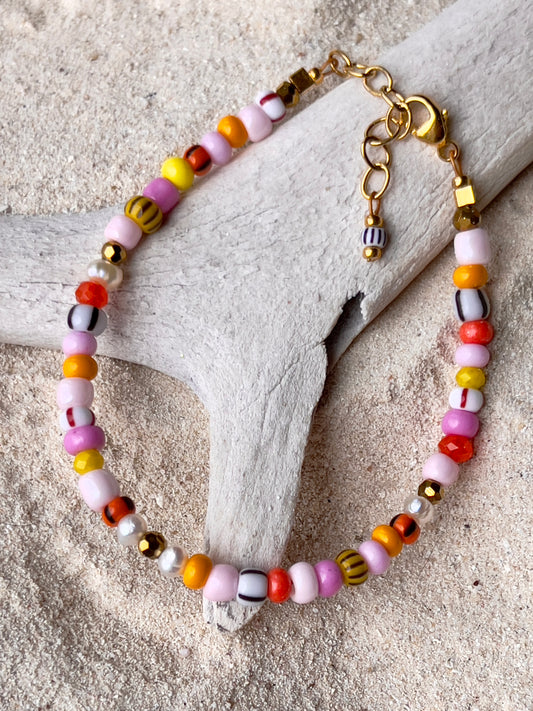 Armbånd med store Seed Beads i lækre rosa og orange farver og små ferskvandsperler